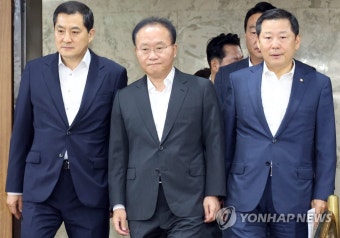 회의 참석하는 윤재옥 원내대표