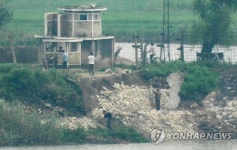 초소 앞 축대 보수작업 하는 북한군