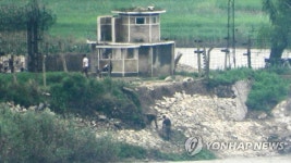 초소 앞 축대 보수작업 하는 북한군