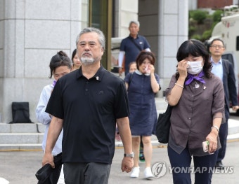 법정 나서는 이태원 참사 유가족들