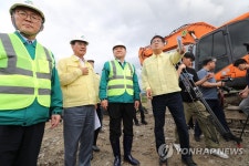 이상민 장관, 충남 청양 지천 제방 복구현장 점검
