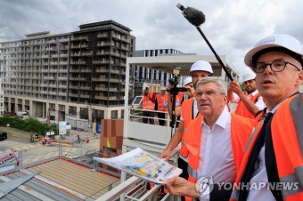 폭염에 에어컨 없는 파리올림픽 선수촌…IOC 위원장 '숙면' 낙관