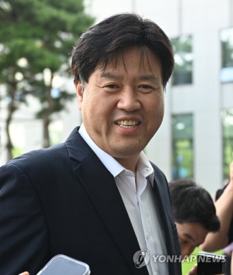 참고인 조사 출석하며 질문에 답하는 김용 전 부원장