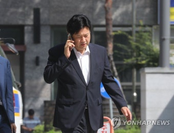 수원지검 들어서는 김용 전 부원장