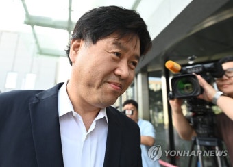 수원지검 들어서는 김용 전 부원장