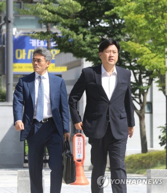 수원지검 들어서는 김용 전 부원장