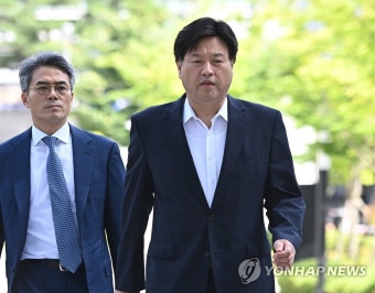참고인 조사 출석하는 김용 전 부원장