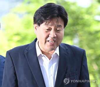 취재진 질문에 답하는 김용 전 부원장