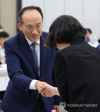 세제발전심의위원회, 참석자들과 인사하는 추경호 부총리