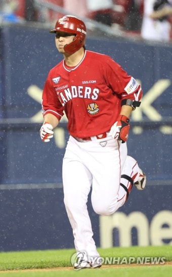 SSG 최정, KBO 3번째 '8년 연속 20홈런'…노시환과 시즌 공동1위
