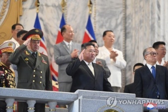 北軍事パレードに金正恩氏出席 中ロ代表団と