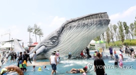 [픽! 청주] 고래 입에서 무더위 날리는 물줄기 콸콸