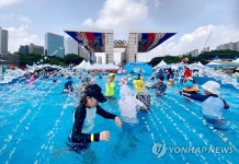 무더위 속 하하호호 올림픽 물놀이장 찾은 어린이들