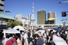 한낮부터 모여든 도쿄 스미다강 불꽃놀이 인파