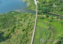 더위로 인적 드문 광교 호수공원