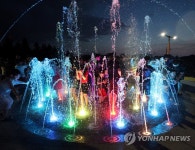 열대야 잊게 해주는 분수 물놀이