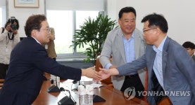 여야 수해복구 태스크포스 2차 회의에서 인사하는 이양수와 송기헌