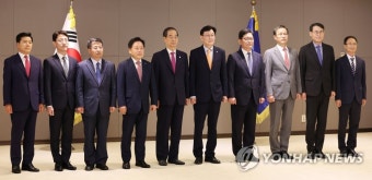 임명장 수여식에서 기념 촬영하는 한덕수 국무총리