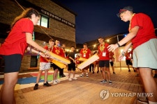윷놀이 체험하는 마케도니아 스카우트 대원