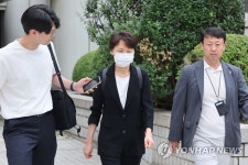 구속심사 마친 수억 뇌물 혐의 현직 경무관