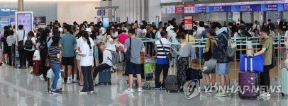 휴가 성수기, 탑승객으로 붐비는 공항