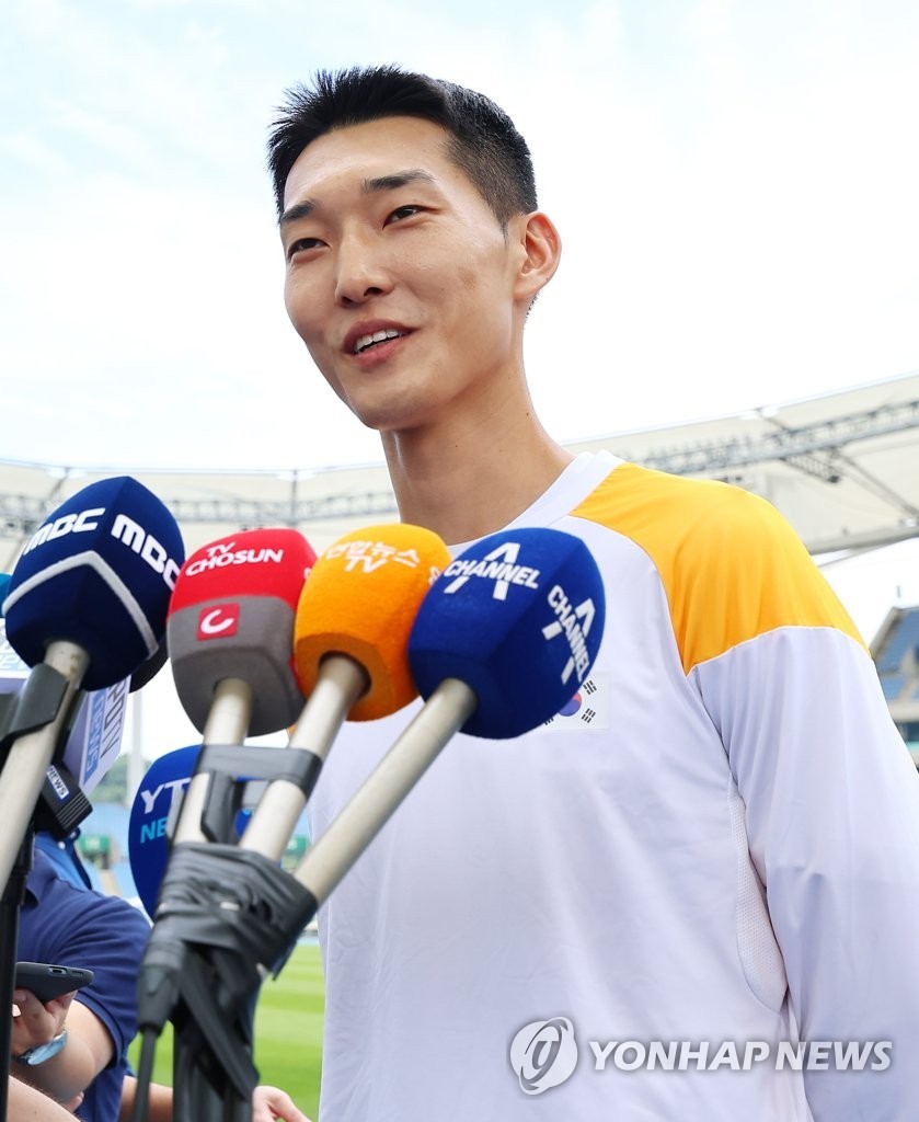 스마일 점퍼 우상혁, 2025 난징 세계실내육상선수권대회 무대에서 열정적인 훈련 중
