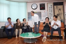 폭염대비 점검 위해 경로당 방문한 윤재옥 원내대표