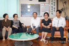 폭염대비 점검 위해 경로당 방문한 윤재옥 원내대표