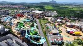 폭염에 워터파크 인기↑…테마파크는 한산