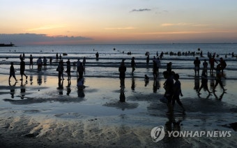 열대야에 해수욕장 찾은 피서객들