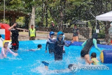물놀이로 난리는 더위