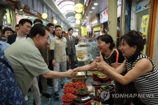 거제 고현시장 방문한 윤석열 대통령