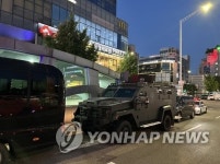 성남 오리역에 배치된 전술장갑차