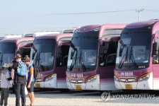스카우트 대원들 기다리는 버스