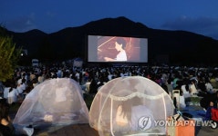 시네마 천국으로 변신한 초등학교 운동장
