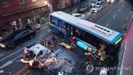창원서 택시가 버스·승용차와 충돌…1명 사망·8명 부상