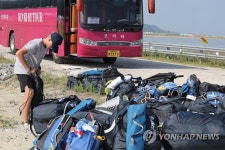 버스 앞에 쌓인 짐