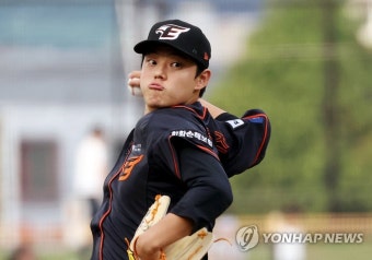 투구하는 문동주