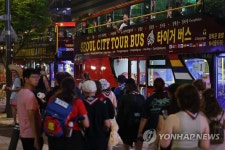 서울 시티투어버스 탑승하는 잼버리 퇴영 영국 대원들