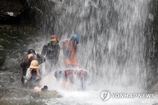 무더위 물리치는 수락폭포