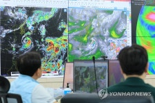 태풍 카눈 북상…분주한 국가태풍센터