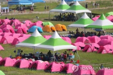 그늘막도 없이 설치된 잼버리 텐트…전문가 성인도 못견뎌(종합)