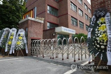 초등학교 정문에 놓인 추모화환