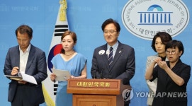 유엔인권이사회 특별절차 진정 취지 설명 기자회견에서 발언하는 우원식 의원