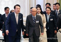 김영관 애국지사와 함께 입장하는 윤석열 대통령 내외