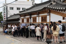 말복 하루 앞두고 삼계탕집 문전성시