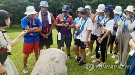 의릉 능침 앞 석호 살펴보는 잼버리 대만 대표단