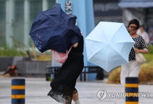 우산 쓰기 힘든 강풍