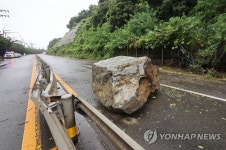 [태풍 카눈] 울산 밤사이 피해 신고 12건…방어진순환도로에 낙석