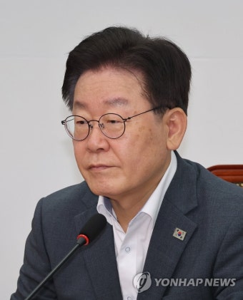회의하는 이재명 대표
